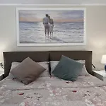 Al Castello: Romantic Seaside Retreat With Castle Views Apartment *