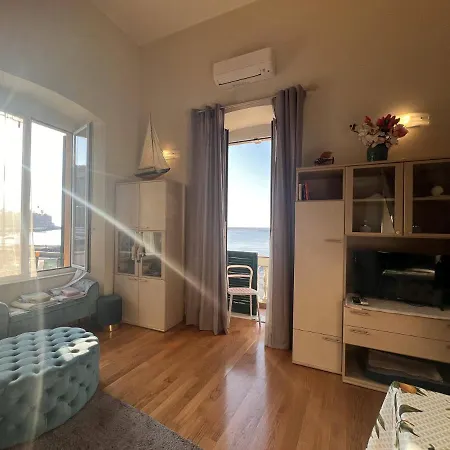 Welcome Riviera - Al Castello-vista Mare -romantico E A 20 Metri Dal Mare-toll Parking At 15 Euro Per Day To Be Booked In Advance -subject To Availability Daire *